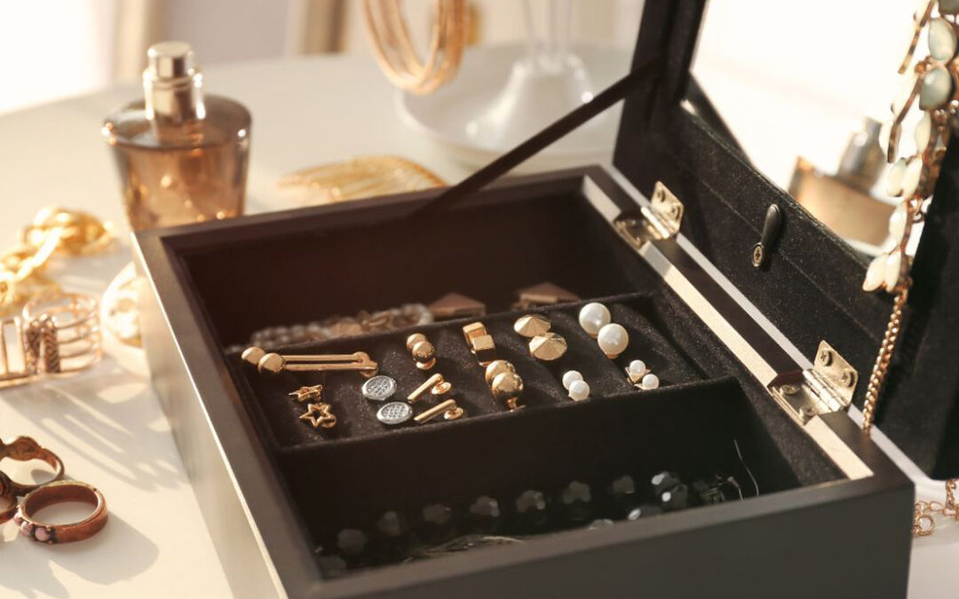Fashion Jewelry vs. Fine Jewelry: Which One Holds the Key to Your Cash?