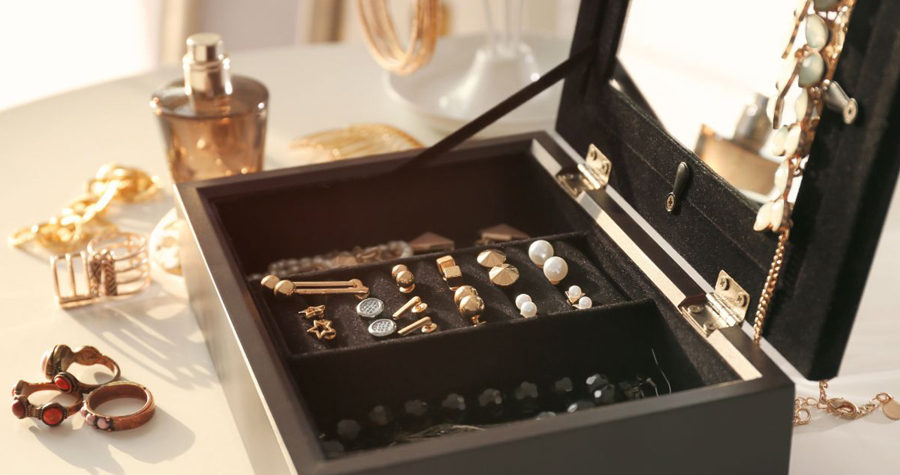 Fashion Jewelry vs. Fine Jewelry: Which One Holds the Key to Your Cash?